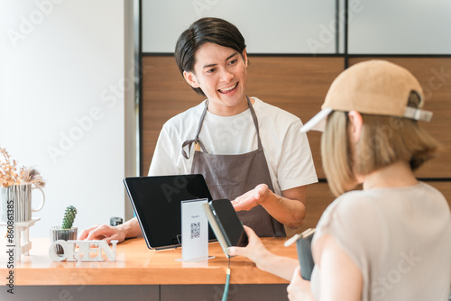 Fotografi カフェのレジ・会計で電子決済・スマホ決済に対応するカフェ店員