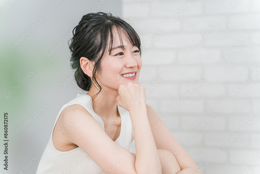 ビューティ・スキンケア・ダイエットイメージのノースリーブ姿の笑顔のアジア人女性
ビューティ・スキンケア・ダイエットイメージのノースリーブ姿の笑顔のアジア人女性