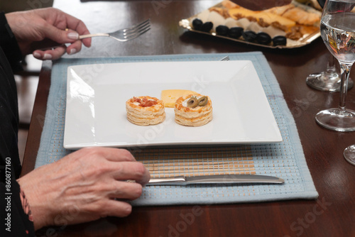 Manos de hombre esperando para comer su menú gourmet
