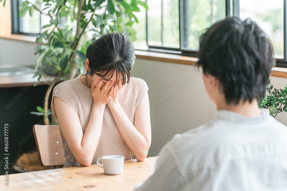 デートでカフェ・飲食店・レストランでショックを受けて泣く女性(悲しい・夫婦喧嘩)
デートでカフェ・飲食店・レストランでショックを受けて泣く女性(悲しい・夫婦喧嘩)