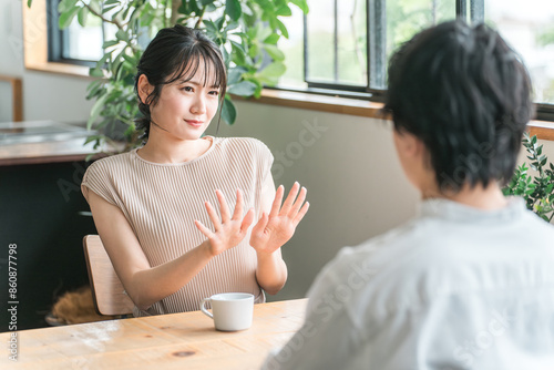 Foto デートでカフェ・飲食店・レストランに来た女性