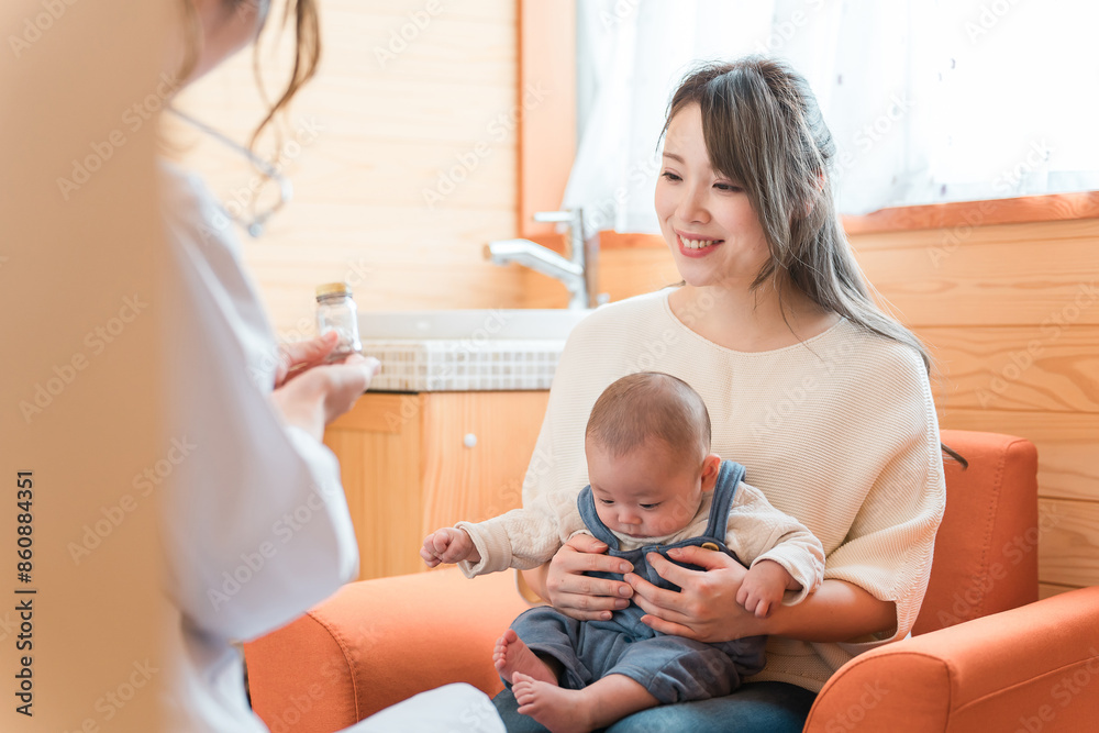 Fototapeta premium 親子に薬を勧める産婦人科・新生児科・医者・医師・女医 