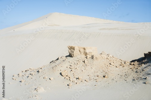Fototapeta Naklejka Na Ścianę i Meble -  Big rocks in Giant sand dunes