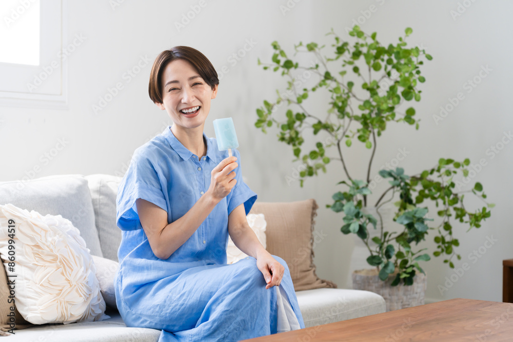 アイスを食べる若い女性　ライフスタイルイメージ