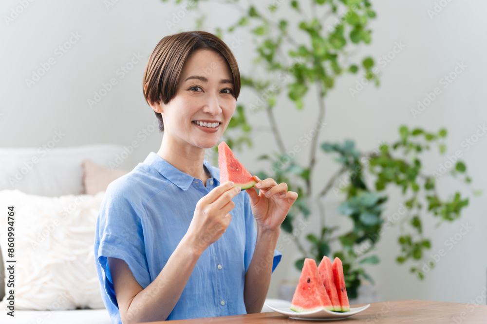 西瓜を食べる若い女性　ライフスタイルイメージ