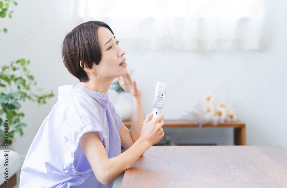 ハンドファンを使う若い女性 ライフスタイルイメージ ハンドファンを使う若い女性 ライフスタイルイメージ
