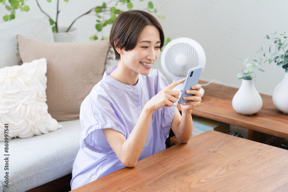 スマートフォンを操作する若い女性 ライフスタイルイメージ スマートフォンを操作する若い女性 ライフスタイルイメージ