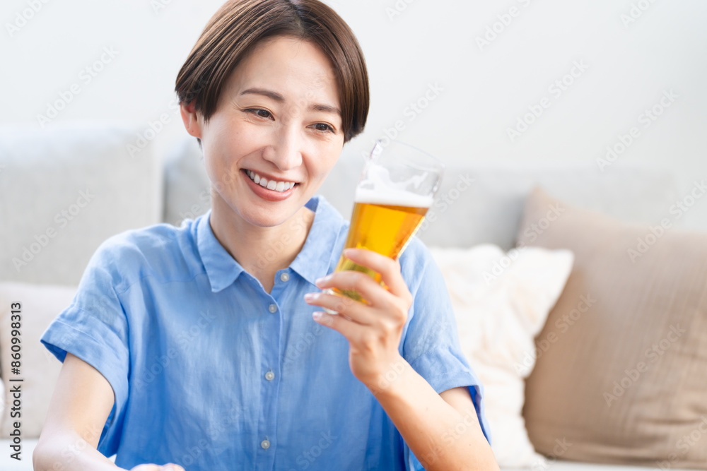 ビールを飲む若い女性 ライフスタイルイメージ ビールを飲む若い女性 ライフスタイルイメージ
