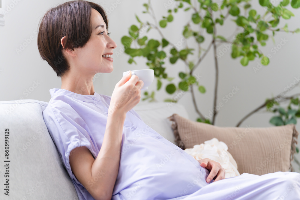 カフェインレスコーヒーを飲む妊婦　ライフスタイルイメージ