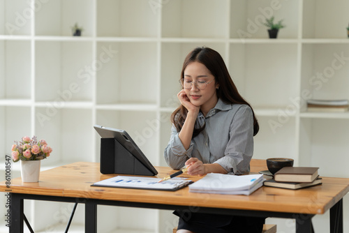 Asian business woman Give advice to customers via online. 