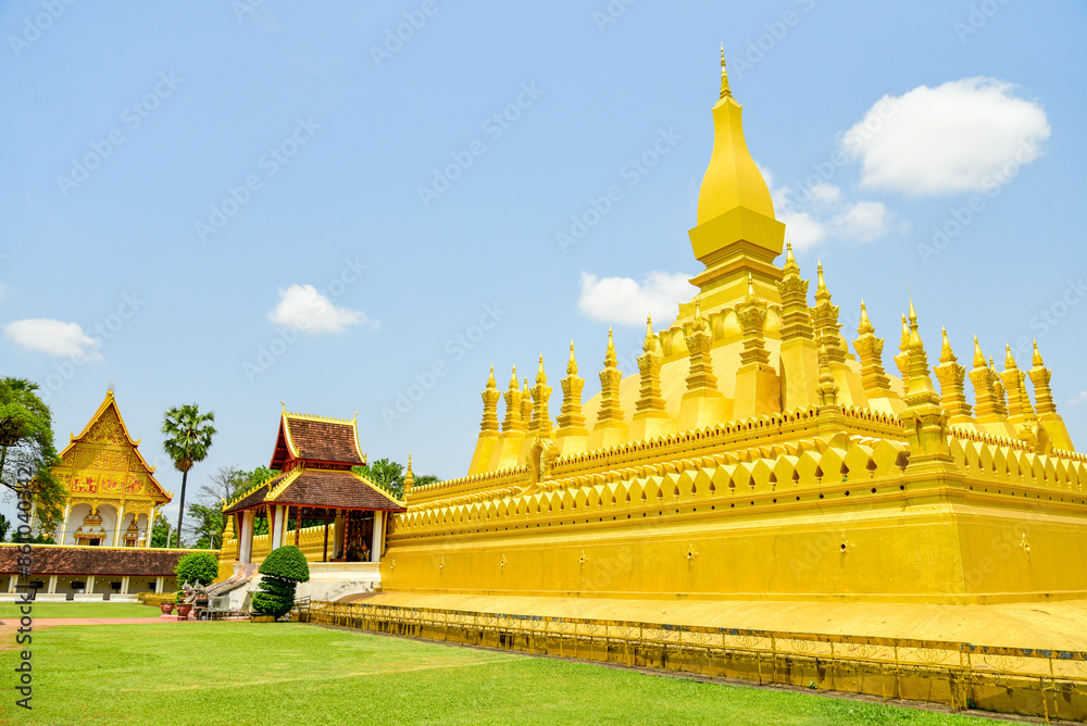 Naklejka premium ラオスの首都ヴィエンチャンにあるタート・ルアンのとても美しい風景The beautiful scenery of That Luang in Vientiane, the capital of Laos