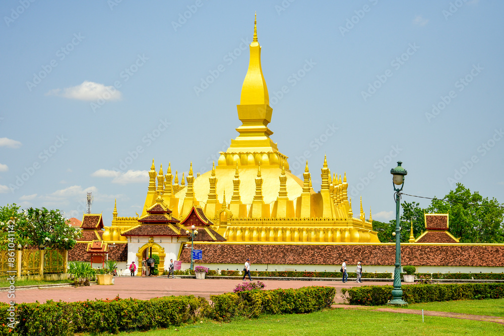 Naklejka premium ラオスの首都ヴィエンチャンにあるタート・ルアンのとても美しい風景The beautiful scenery of That Luang in Vientiane, the capital of Laos