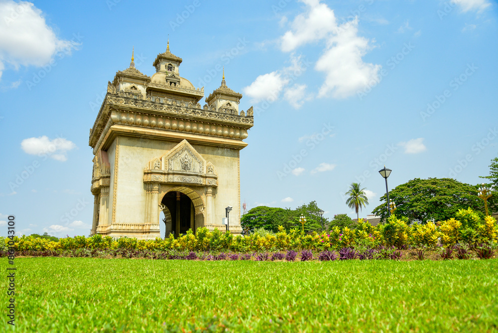 Obraz premium ラオスの首都ヴィエンチャンにあるパトゥーサイの美しい風景Beautiful scenery of Patuxai in Vientiane, the capital of Laos