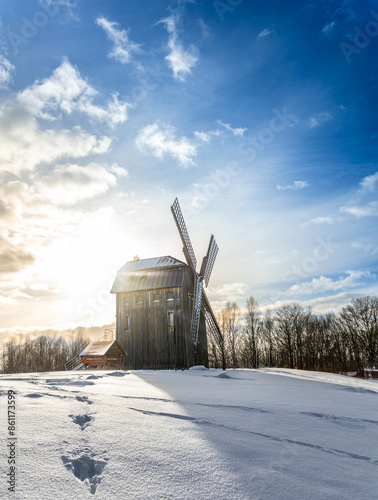 Wiatrak w słońcu zimą