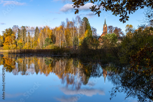 Piękny krajobraz jesienny z odbiciem w wodzie