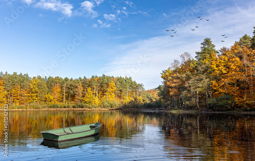 Piękny krajobraz jesienny z odbiciem w wodzie