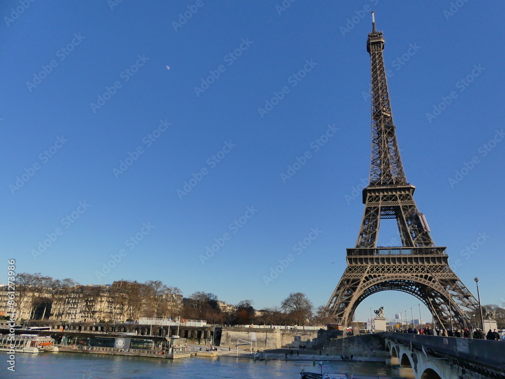 Obraz premium La Tour Eiffel par un ciel bleu