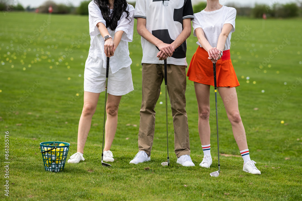 Obraz premium Team of young golfers on the filed in a golf club