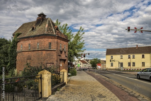 Obraz na płótnie tangerhütte, deutschland - bahnübergang mit historischen trafohäuschen w salonie