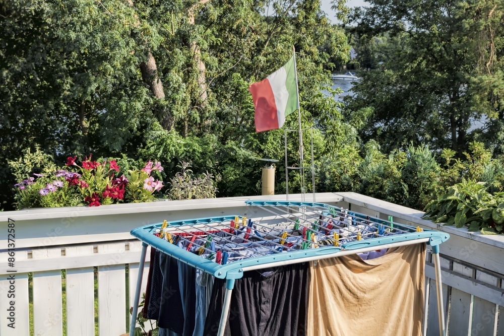 erkner, deutschland - balkon mit wäscheständer und italienflagge