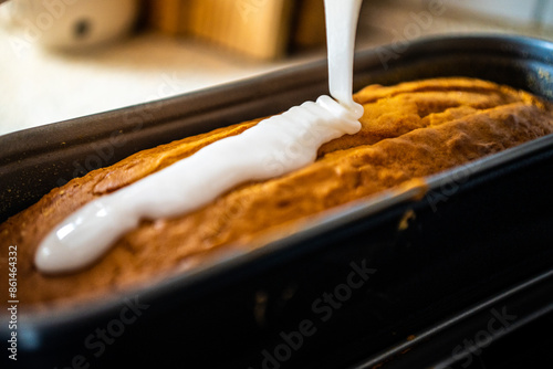 Frischer Zitronenkuchen mit Zuckerguss – Hausgemachter Genuss frisch aus dem Ofen photo