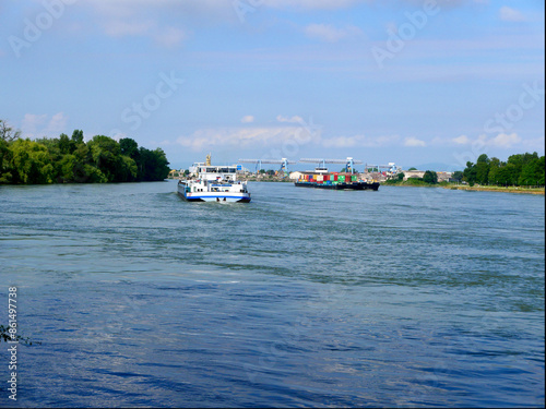 Schubschiff auf dem Rhein