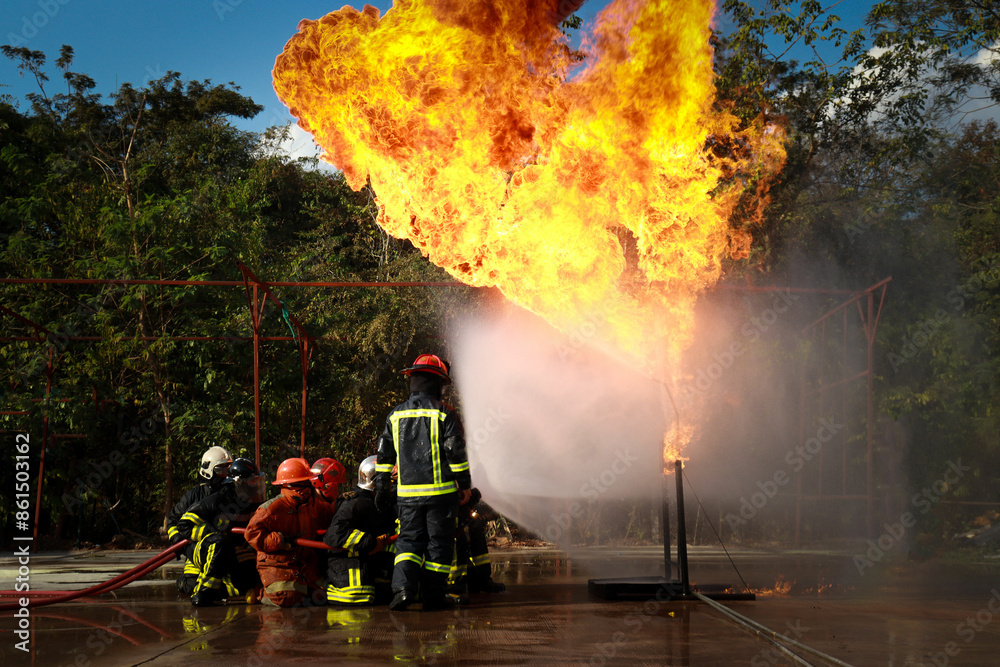 Obraz premium Firefighters and crates practice extinguishing fires with dangerous flames by using water to extinguish them.
