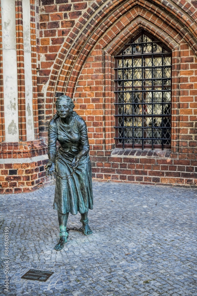 tangermünde, deutschland - grete-minde-denkmal am alten rathaus