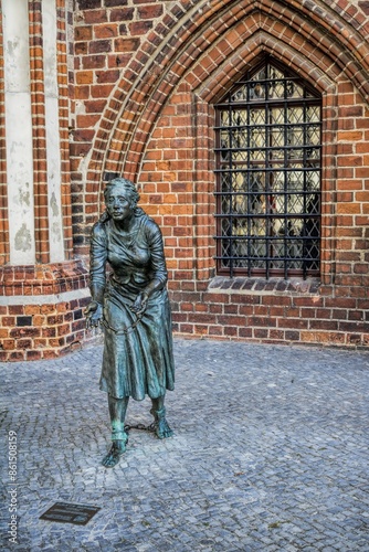 Obraz na płótnie tangermünde, deutschland - grete-minde-denkmal am alten rathaus w salonie