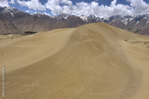 Fototapeta Naklejka Na Ścianę i Meble -  DESERT WITH SAND DUNES AROUND THE TOWN OF SKARDU IN NORTHERN PAKISTAN AT THE FOOT OF THE HIMALAYAS. 