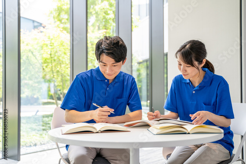 勉強をする男女の介護士