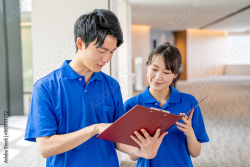 打合せをする介護スタッフ