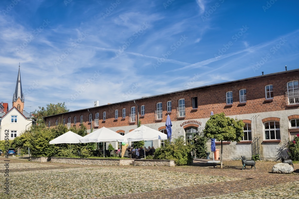 wolmirstedt, deutschland - altes gebäude katarinensaal