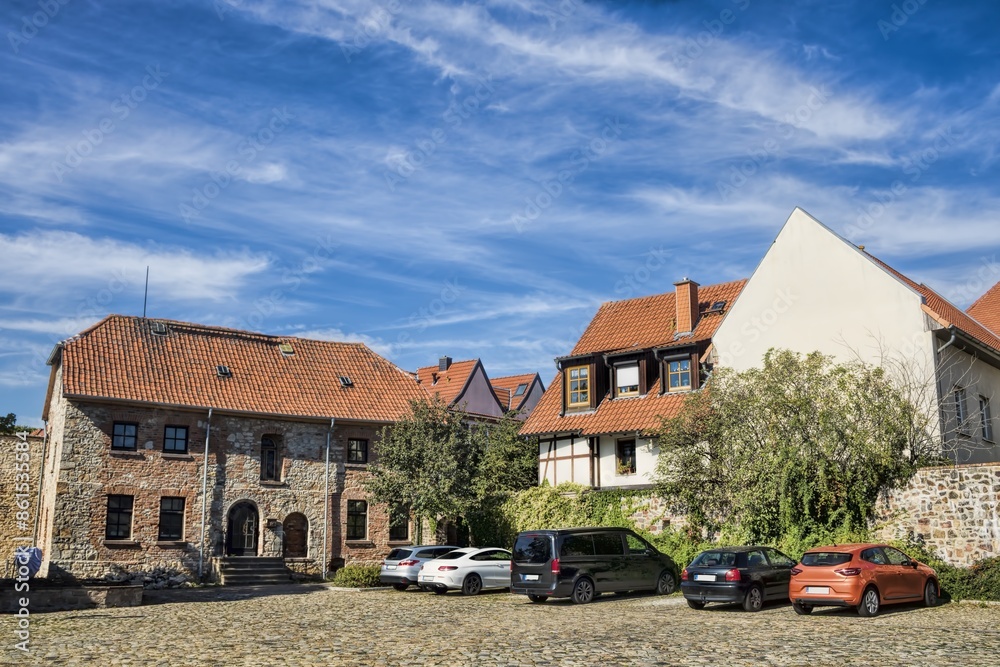 wolmirstedt, deutschland - stadtmauer mit alten häusern