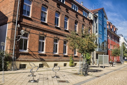 Obraz na płótnie wolmirstedt, deutschland - häuserzeile mit rathaus im stadtzentrum w salonie