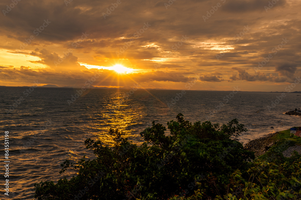 Naklejka premium panoramic background of high mountain scenery, overlooking the atmosphere of the sea, trees and wind blowing in a cool blur, spontaneous beauty