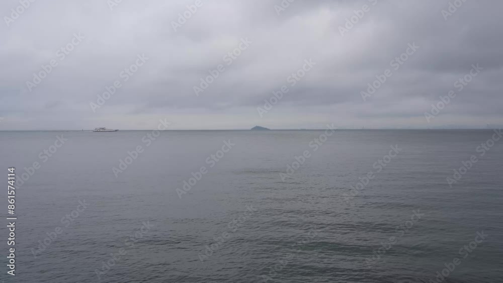 안개낀 바다 위를 지나 가는 배