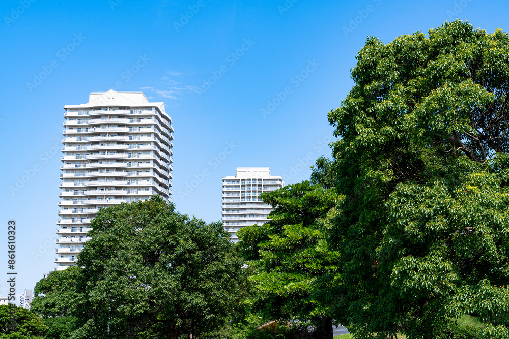 高層マンションと緑地公園
高層マンションと緑地公園