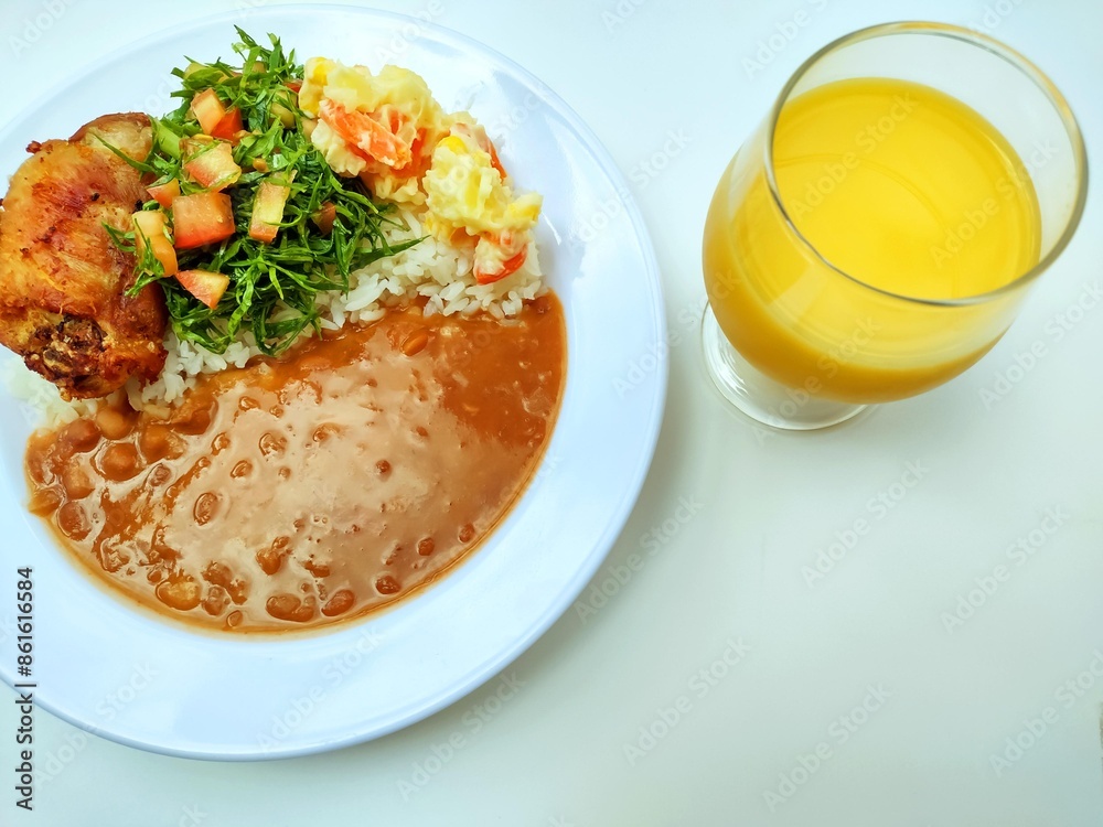 Φωτογραφία Traditional Brazilian meal named prato feito and cup of cashew juice with copy space