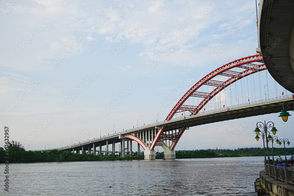 Fototapeta premium Hoang Van Thu Bridge in Hai Phong, Vietnam - ベトナム ハイフォン ホアンヴァントゥ橋