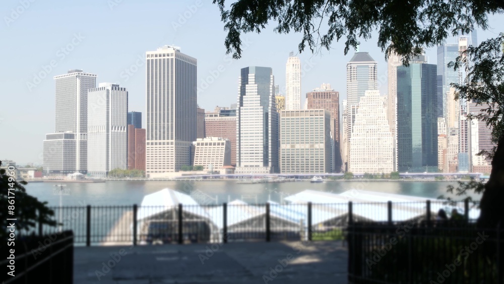 Obraz premium New York City Manhattan Downtown Financial District Skyline cityscape from Brooklyn Heights promenade, United States. Urban building architecture, FiDi World Trade Center high-rise skyscraper in USA.