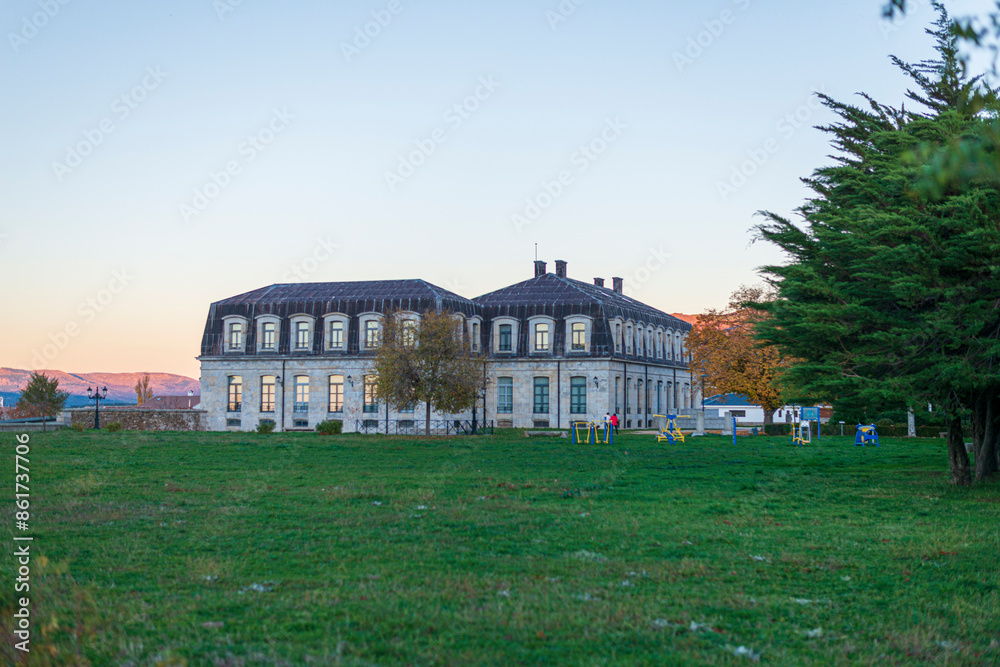 PALACIO DUQUES DE ALBA OTOÑO EN EL PARQUE DE PIEDRAHÍTA ÁVILA CASTILLA OTOÑO ESPAÑA 2023