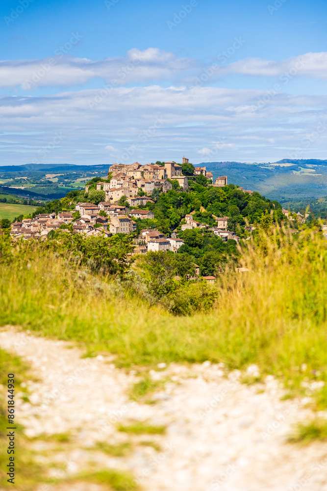 Village médiéval de Cordes-sur-Ciel, parmi les plus beaux de France, depuis la colline du Pied Haut Village médiéval de Cordes-sur-Ciel, parmi les plus beaux de France, depuis la colline du Pied Haut