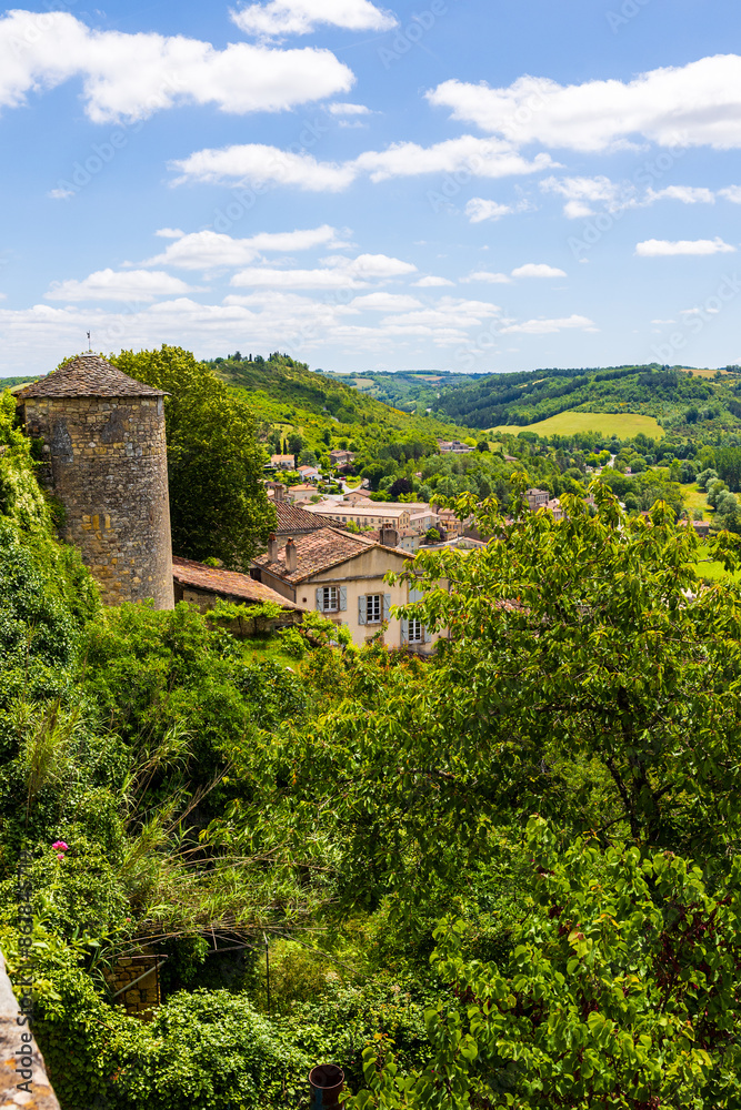 Paysage sur le bas du village médiéval de Cordes-sur-Ciel et la campagne environnante depuis les hauteurs Paysage sur le bas du village médiéval de Cordes-sur-Ciel et la campagne environnante depuis les hauteurs