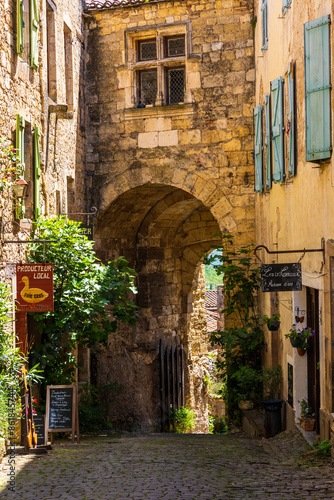 Fototapeta Naklejka Na Ścianę i Meble -  Ruelle pittoresque et typique du centre du village médiéval de Cordes-sur-Ciel