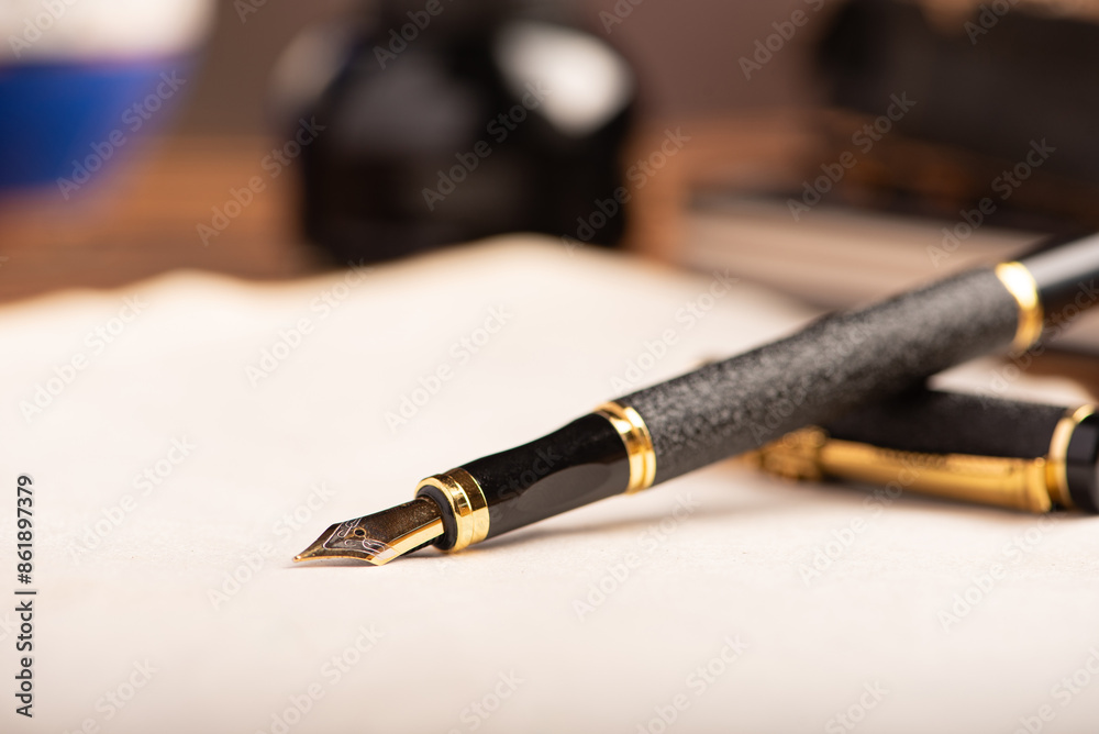 Naklejka premium Fountain pen, beautiful details of an old fountain pen, selective focus.