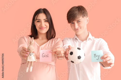 Young pregnant couple holdi...