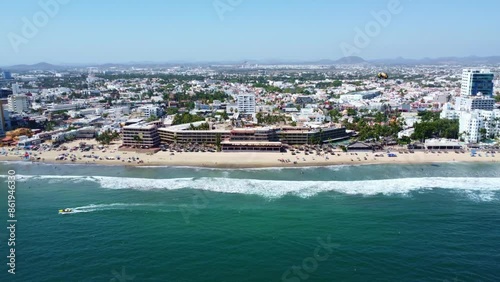 Toma de Dron de playa en Mazatlán, Sinaloa, México con parachute