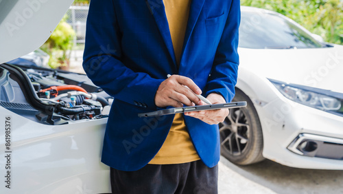 Fotografija businessman in suit discusses claim with car auto insurance agent