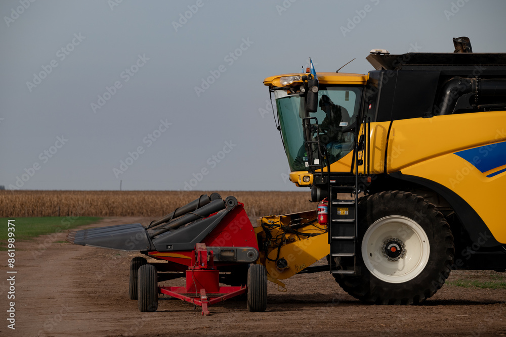 Maquinaria agrícola usada para siembra o cosecha, anexando rastrillo para trilla Maquinaria agrícola usada para siembra o cosecha, anexando rastrillo para trilla